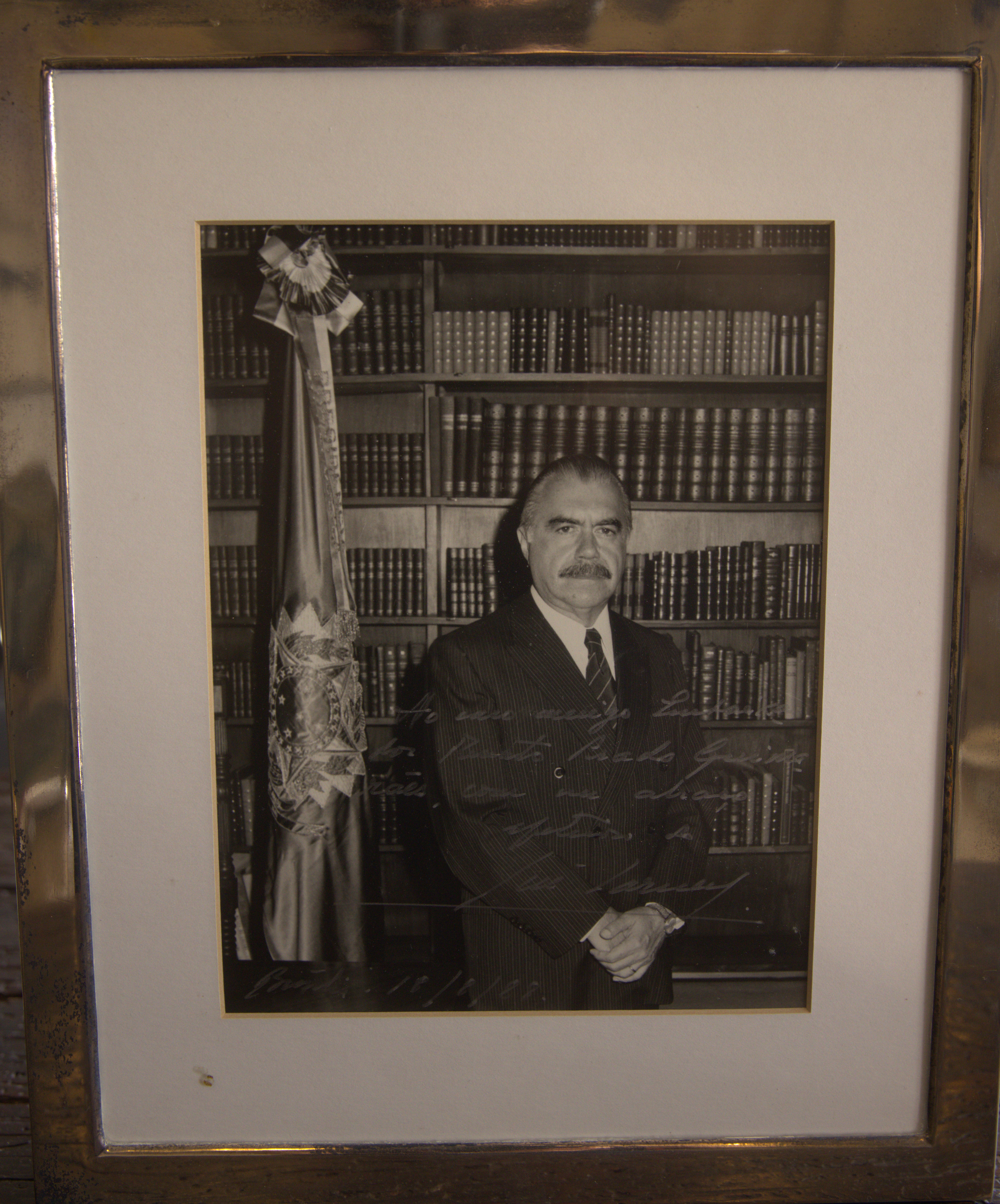 Retrato do presidente da República José Sarney com dedicatória para Renato Prado Guimarães, que foi assessor de imprensa do Itamaraty durante o seu governo.